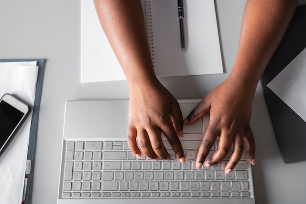 Photo gratuite mains tapant sur la vue de dessus du clavier