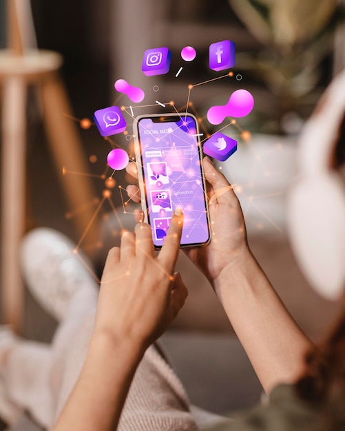 Mains tenant le concept de médias sociaux de smartphone