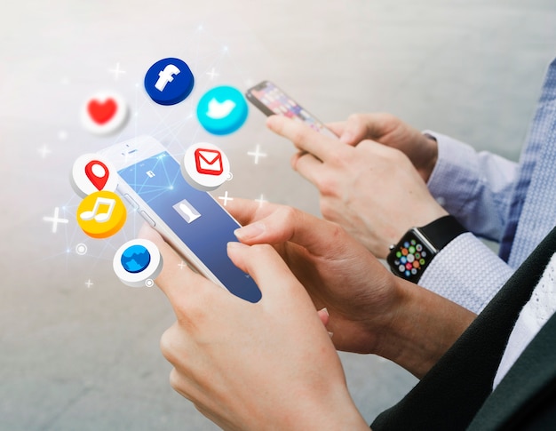 Mains tenant le concept de médias sociaux de smartphone