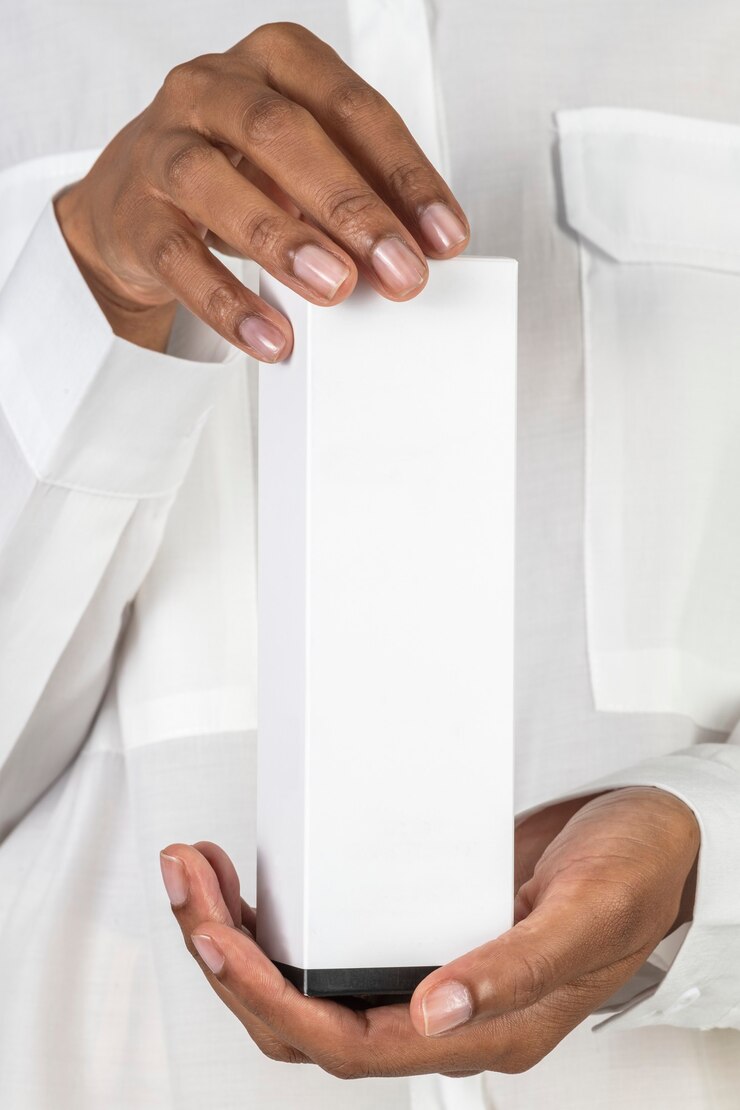 Photo gratuit mains tenant un emballage cosmétique vierge blanc
