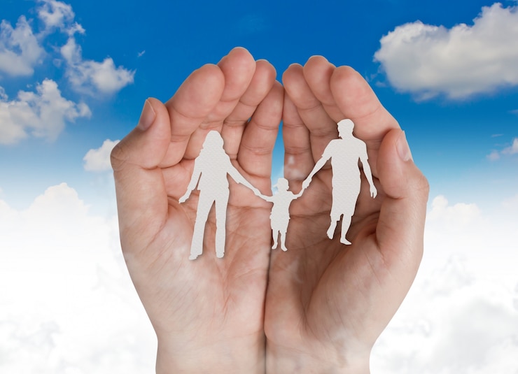 Photo gratuit mains tenant une famille de papier