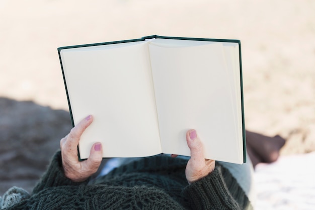 Mains tenant un livre blanc