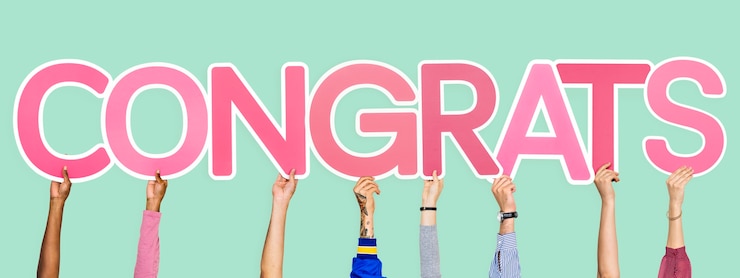 Photo gratuit mains tenant le mot congrats