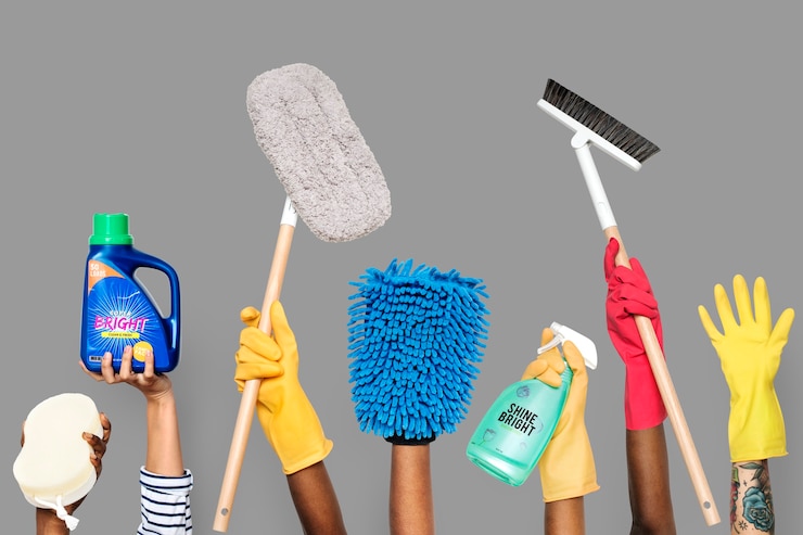 Photo gratuit mains tenant des outils et des solutions de nettoyage