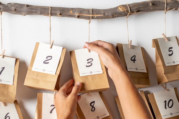 Mains tenant un petit sac en papier