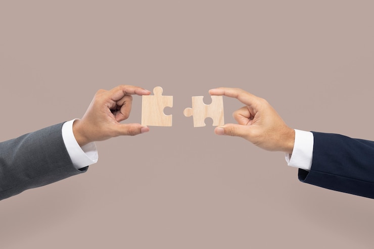 Photo gratuit mains tenant puzzle concept de résolution de problèmes d'affaires