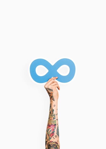 Photo gratuite mains tenant le symbole de l'infini