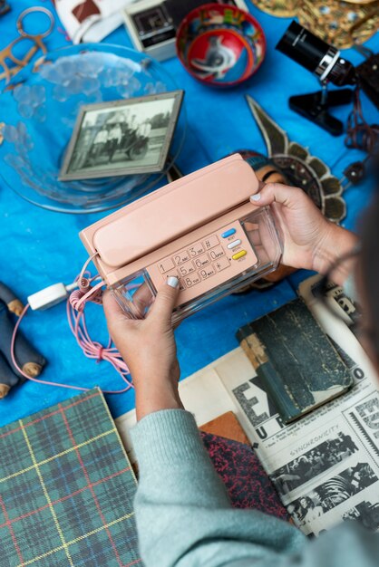 Mains tenant le téléphone au marché d'occasion