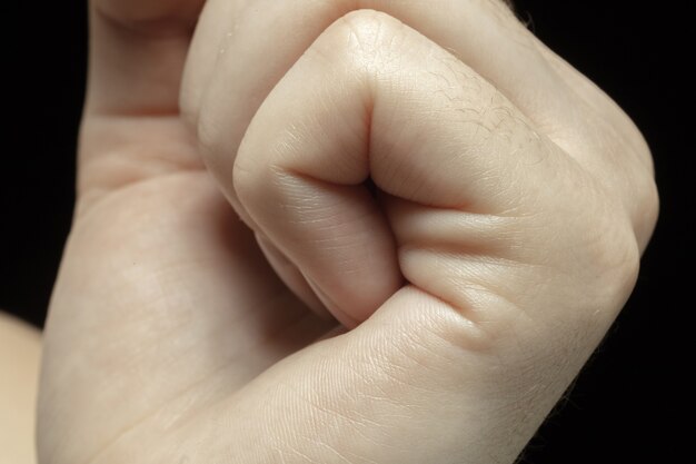 Mains. Texture détaillée de la peau humaine. Gros plan du corps de la jeune femme caucasienne.