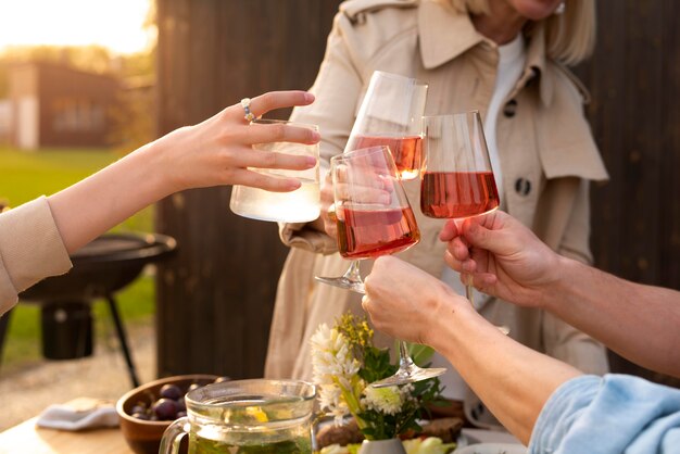 Mains tintement des verres se bouchent