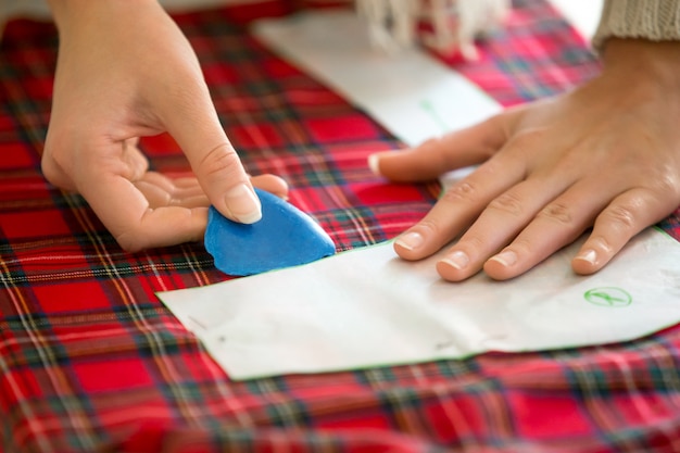 Mains travaillant avec un motif de couture