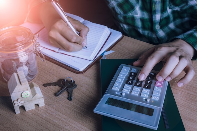 Photo gratuite mains travaillant avec des objets de bureau