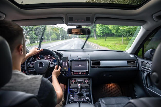 Photo gratuite mains sur le volant lors de la conduite depuis l'intérieur de la voiture