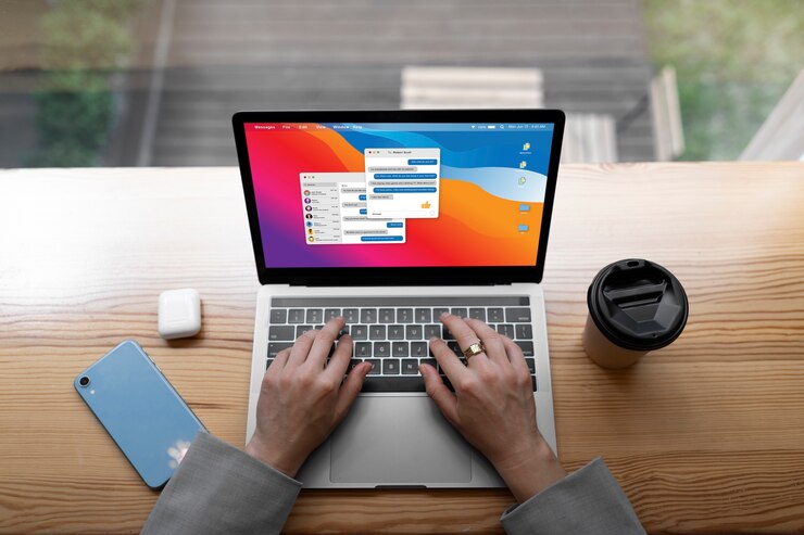 Photo gratuit mains vue de dessus tapant sur le clavier