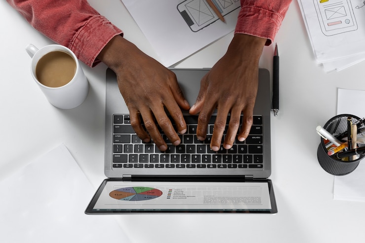 Photo gratuit mains vue de dessus tapant sur le clavier