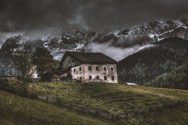 Maison ancienne au milieu de la campagne