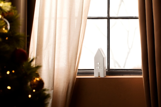 Photo gratuite maison blanche près de la fenêtre à l'intérieur