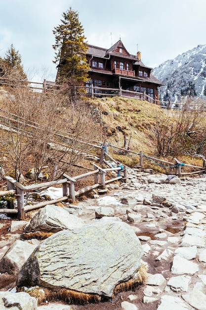 Maison en bois traditionnelle sur la colline