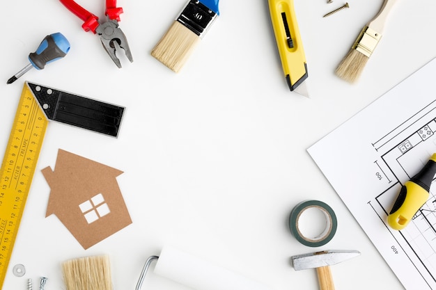 Maison en carton avec vue de dessus d'outils