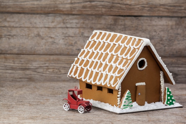 Photo gratuite maison de cookie avec une voiture