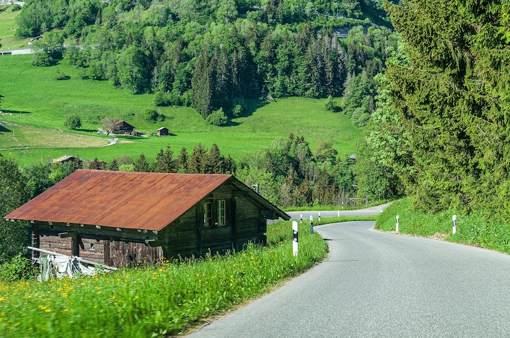 Photo gratuit maison à côté de la route dans la région du sepey des alpes suisses, suisse