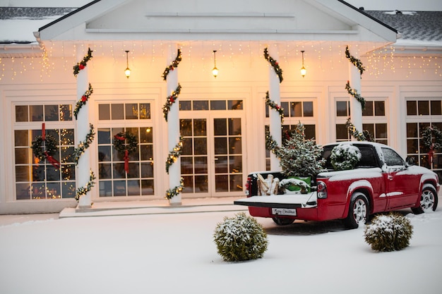 Maison décorée pour Noël avec voiture rouge
