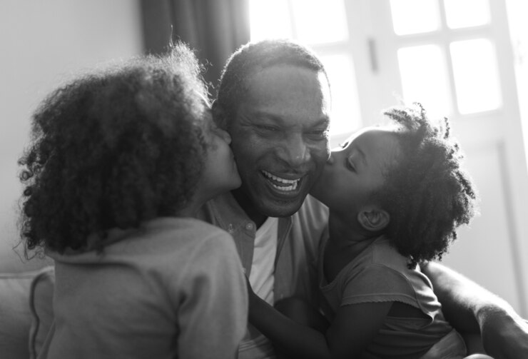 Photo gratuit maison de descendance africaine, les enfants embrasser leur père