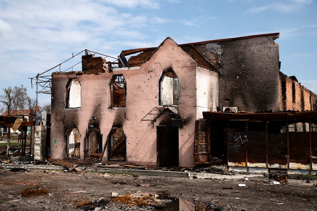 Photo gratuite maison incendiée guerre russe en ukraine