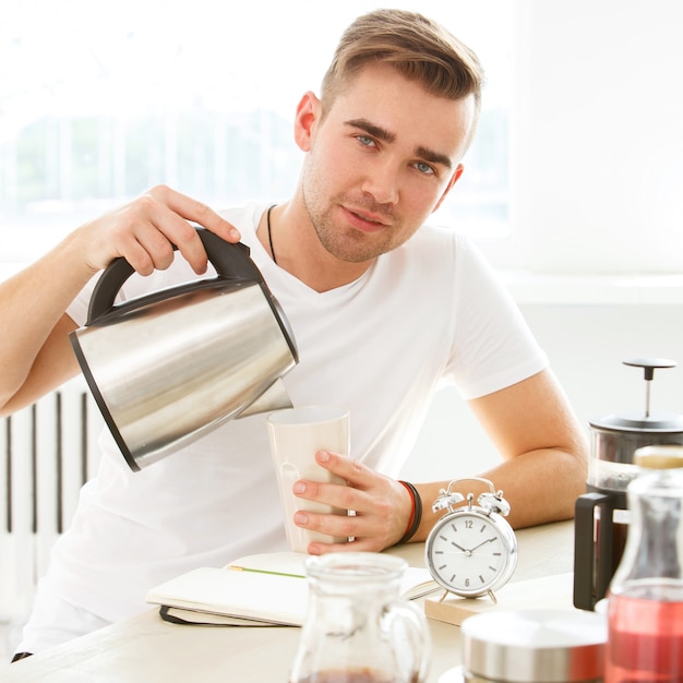 Photo gratuite À la maison, le matin. homme à table