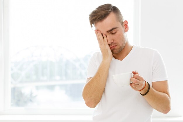 À la maison, le matin. Homme, à, tasse à café