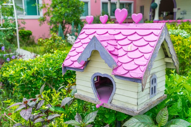 maison d&#39;oiseaux en bois dans le parc.