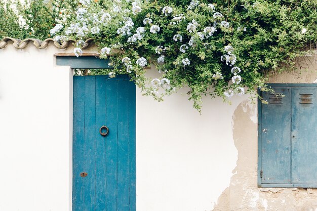 Maison avec porte bleue