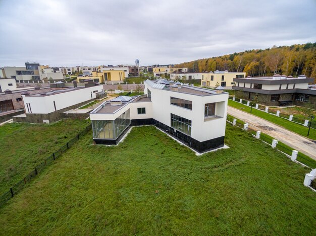 Maisons de campagne modernes en construction