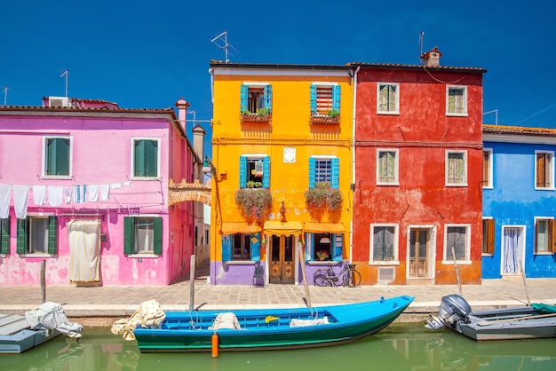 Maisons colorées au centre-ville de burano, venise, italie avec un ciel bleu clair