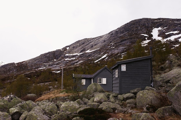 Les maisons grises se dressent parmi les rochers dans les montagnes