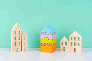 Photo gratuite maisons miniatures sur fond bleu