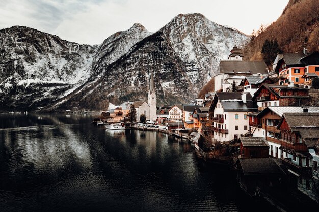 Maisons près du plan d'eau et de la montagne