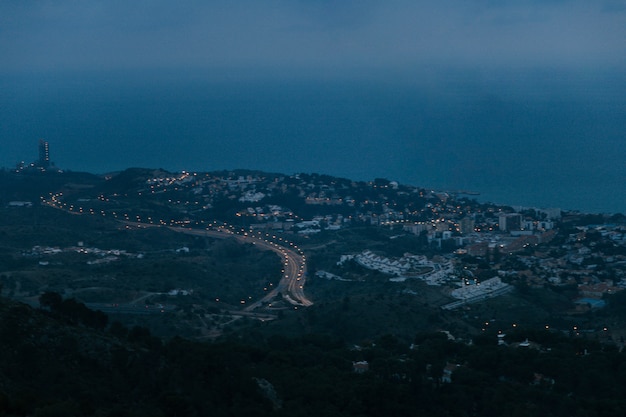 Photo gratuite maisons sur le toit de la montagne, paysage au coucher du soleil