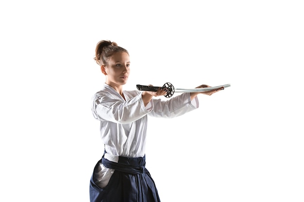 Photo gratuite le maître d'aikido pratique la posture de défense.