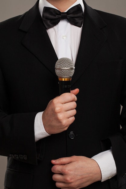 Maître de cérémonie avec microphone