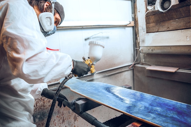 Maître peintre dans une usine