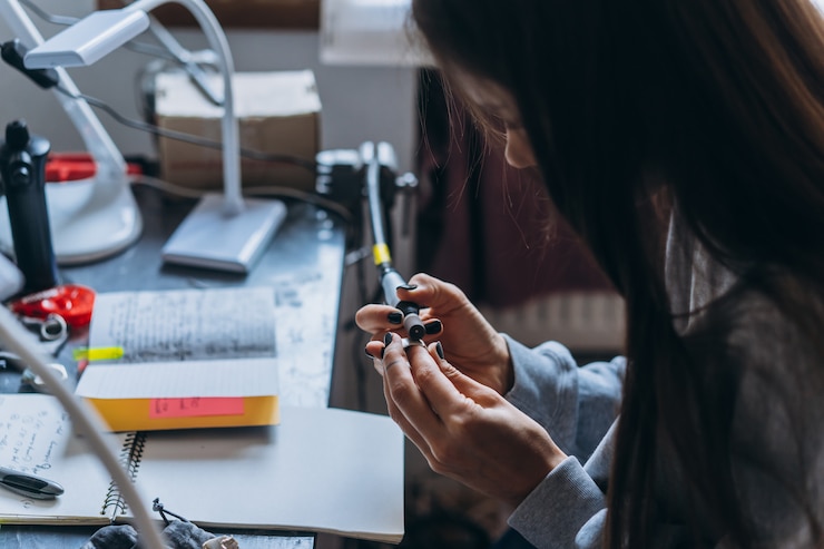 Photo gratuit le maître traite le métal précieux dans l'atelier de la maison
