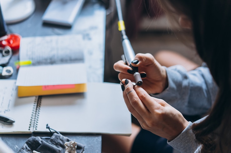Photo gratuit le maître traite le métal précieux dans l'atelier de la maison