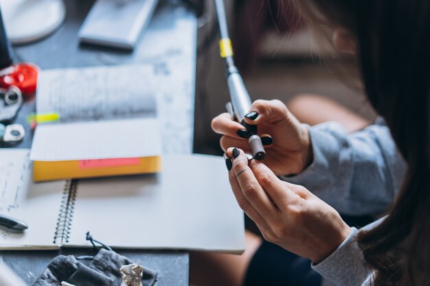 Le maître traite le métal précieux dans l'atelier de la maison