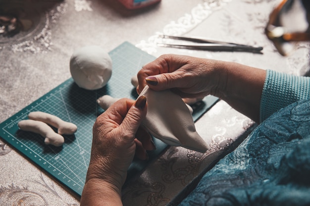 Photo gratuite maîtriser la fabrication de formes à partir de gesso