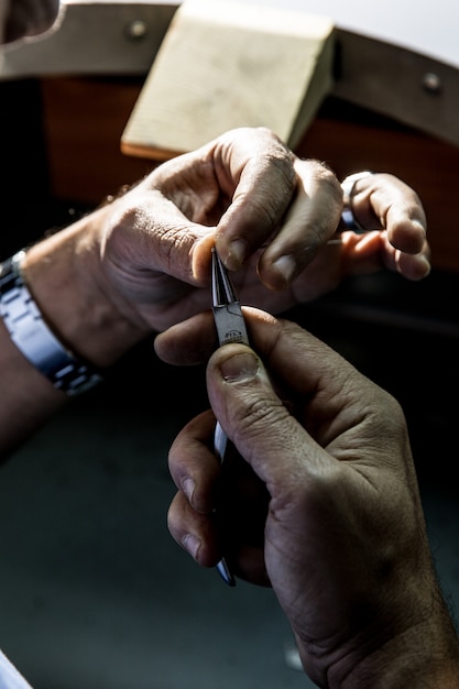 Maîtriser l'utilisation d'outils métalliques pour créer un bijou