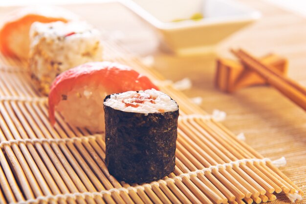 Maki Sushi réglé sur un fond en bois