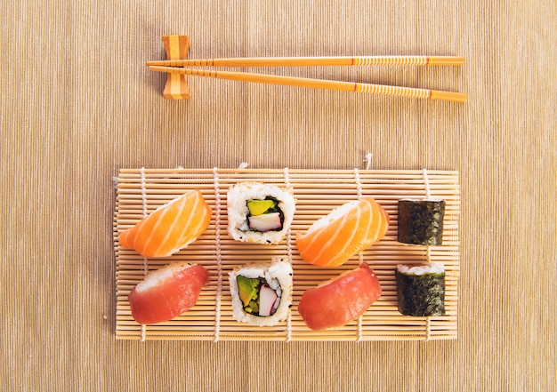 Maki Sushi réglé sur un fond en bois