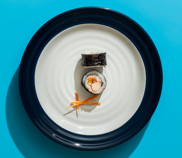 Maki sushi roule sur une assiette minimaliste
