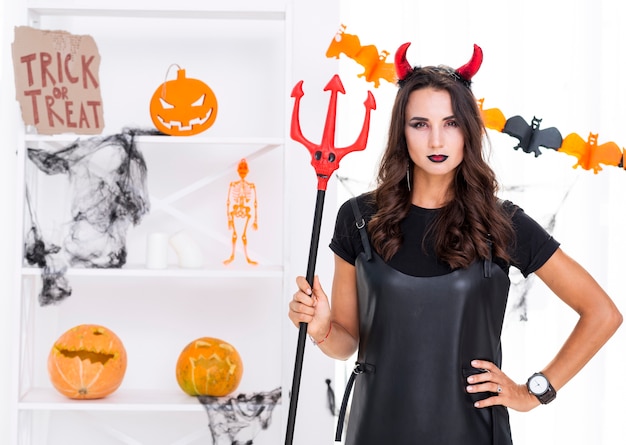 Mal femme avec trident posant pour halloween